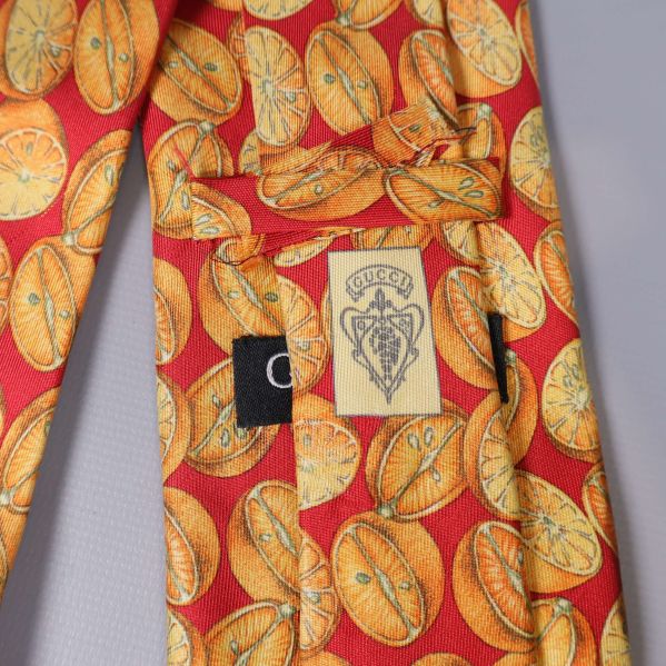 Gucci-märket och logga synliga på fruktmönstrad slips