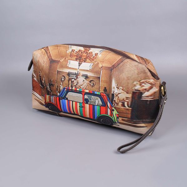 Necessär med färgglad bil på framsidan