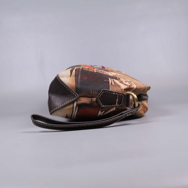 Necessär från sidan med brun vristrem och detaljer