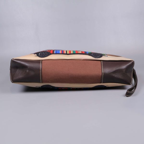 Necessärens botten med både beige och brunt tyg