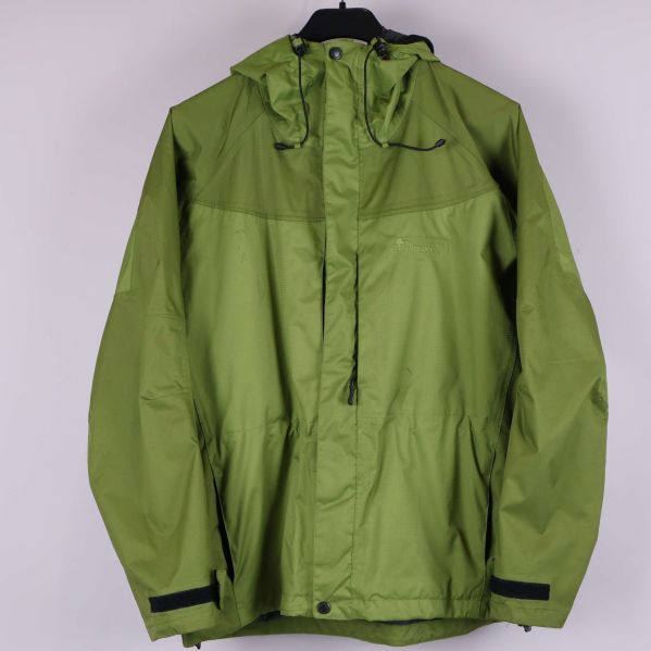 Grön skaljacka med huva hängandes framifrån