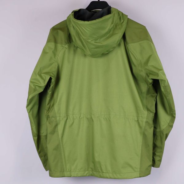 Grön skaljacka med huva sedd bakifrån