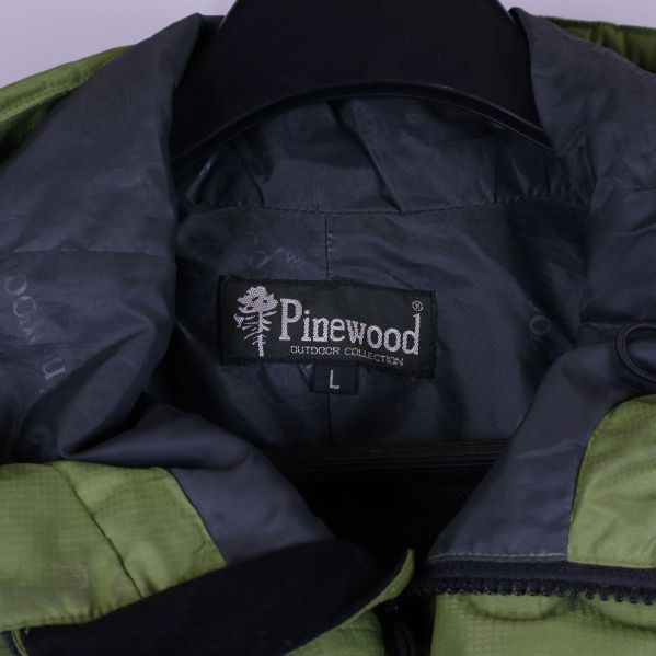 Närbild på Pinewood etikett inuti jackan