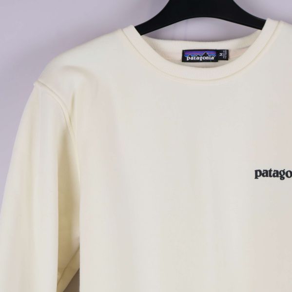 Detaljbild på axel och halsringning av sweatshirt