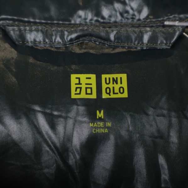Storleksmärkning och Uniqlo-logga på jackans insida