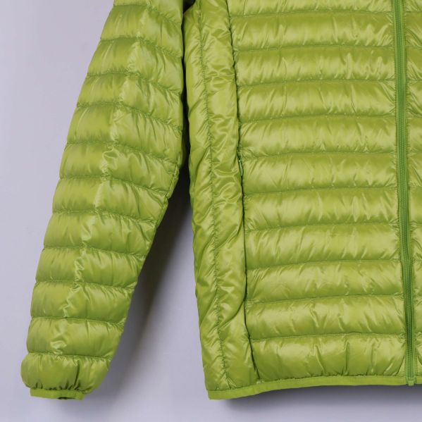 Detalj av jackans quiltad ärmslut och nederkant