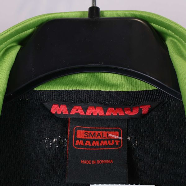 Närbild på Mammut-etikett och storleksinformation small