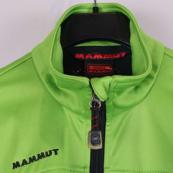 Närbild av jackans krage och Mammut-logotyp fram