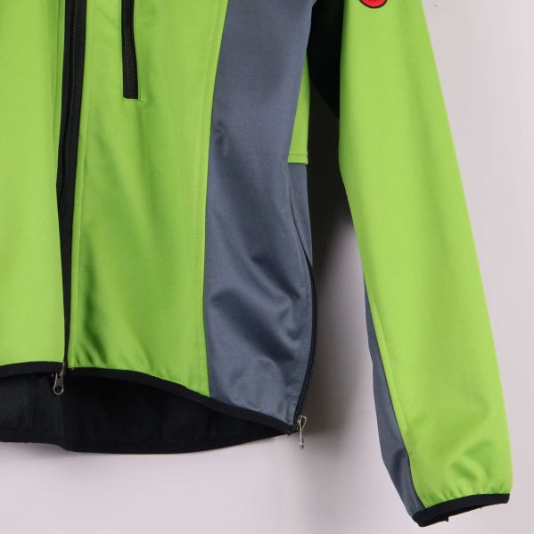 Detaljbild på ficka och ärm, grå paneler synliga