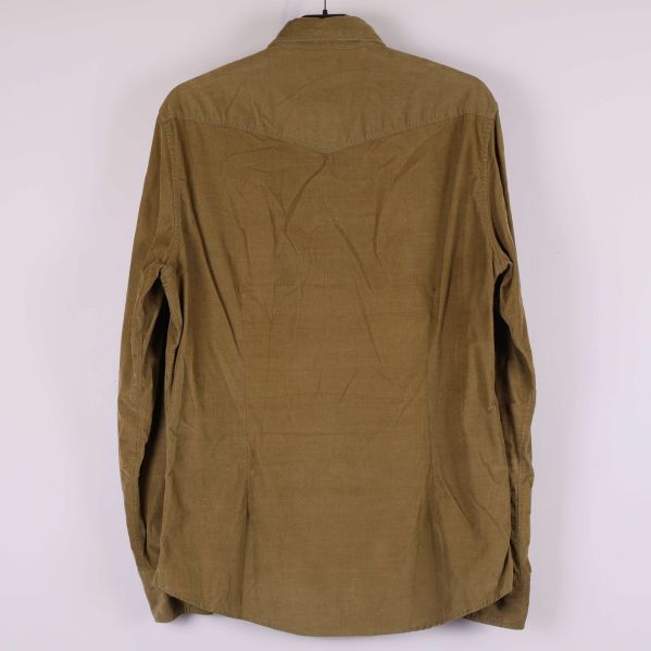 Baksidan av en khakifärgad manchesterskjorta med axelok synligt