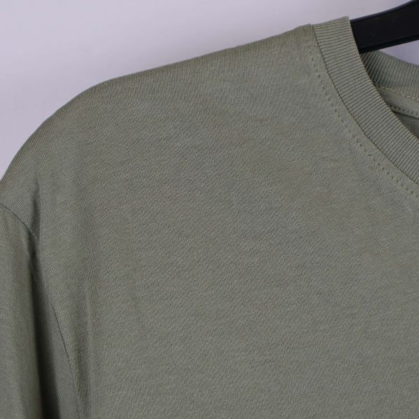 Närbild av axel och halslinning på t-shirt