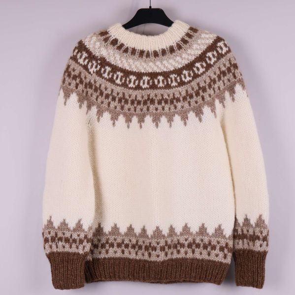 Stickad tröja med nordiskt mönster framifrån, naturvit och brun