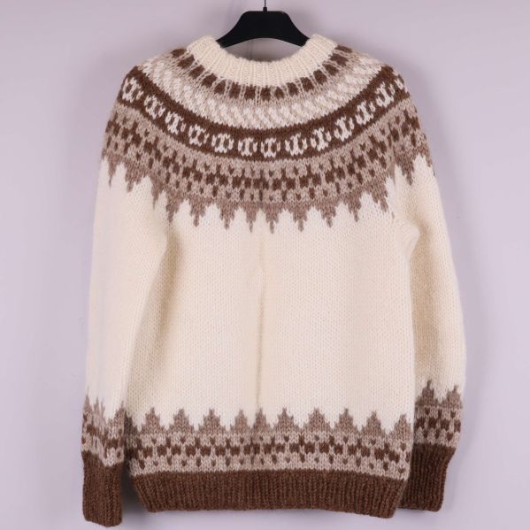 Stickad tröja med nordiskt mönster bakifrån, naturvit och brun