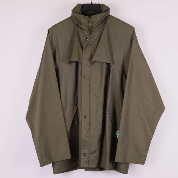 Olivgrön jacka med ståkrage och knappslå framtill