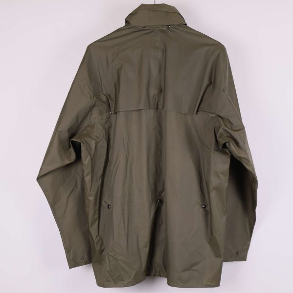 Baksidan av olivgrön jacka med ok och rymliga ärmar