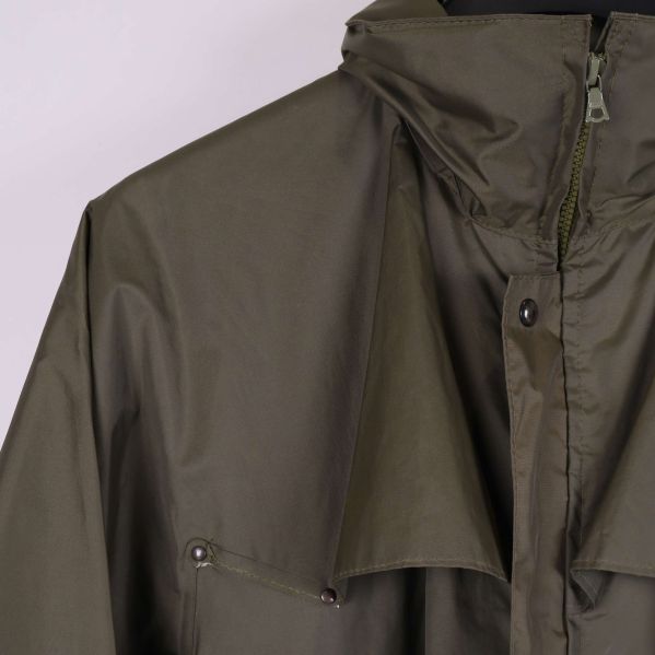 Detalj på krage och överdel på olivgrön jacka