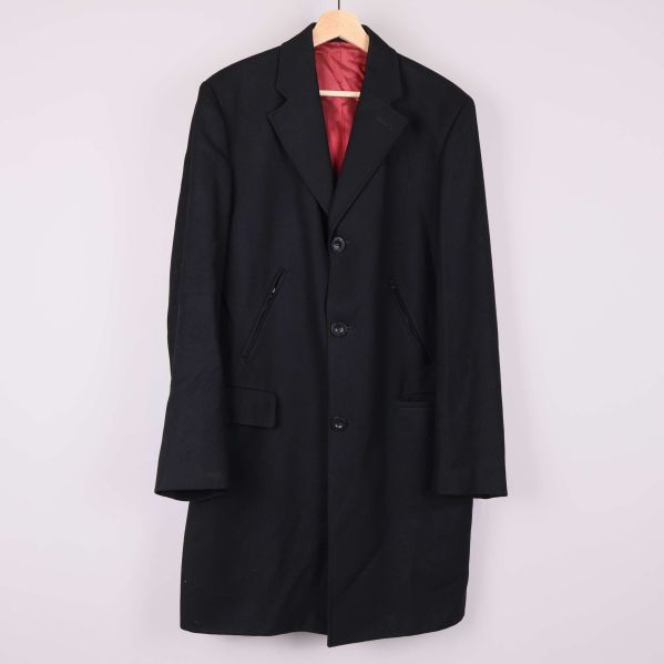 Svart rock med rött foder