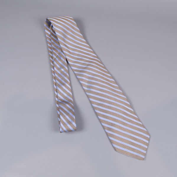 Slips med randigt mönster visat från sidan