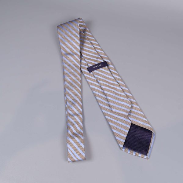 Baksidan av slips med synlig märketikett