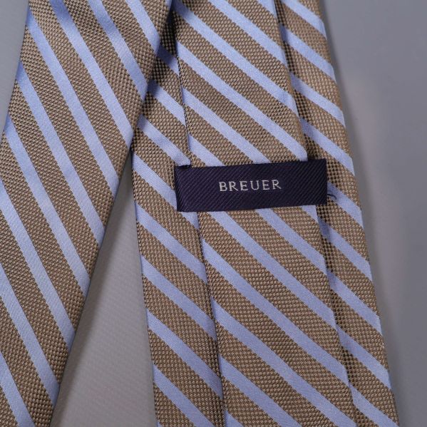Närbild på etiketten Breuer på slipsen