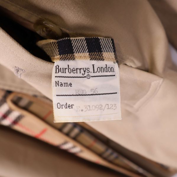 Etikett Burberrys London synlig vid innerkragen