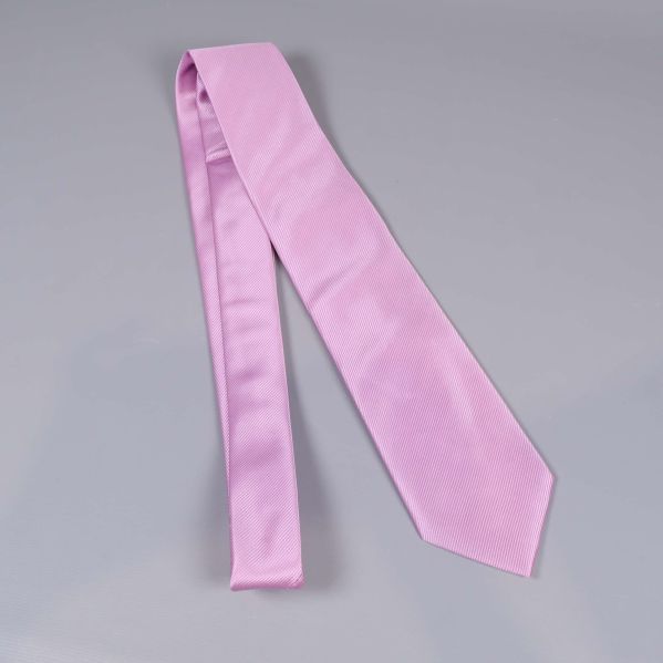 Lila slips utrullad på grått underlag