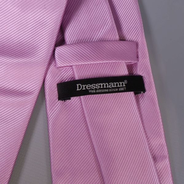 Närbild på Dressmann-etikett på lila slips
