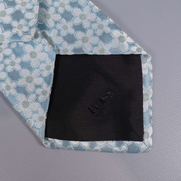 Slipsens spets med svart innerfoder och BOSS-logotyp