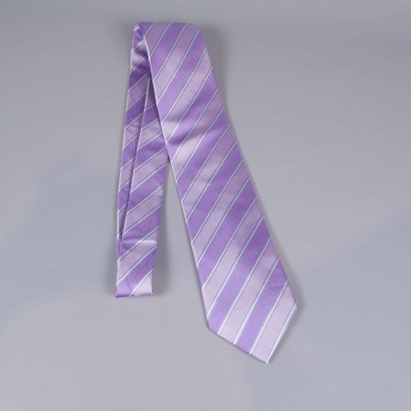 Lila diagonalt randig slips i helbild