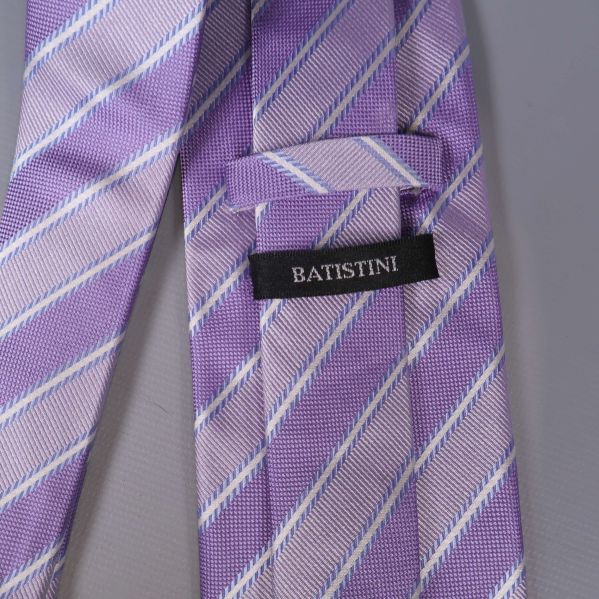 Närbild på Batistini-logotyp på slipsens fäste
