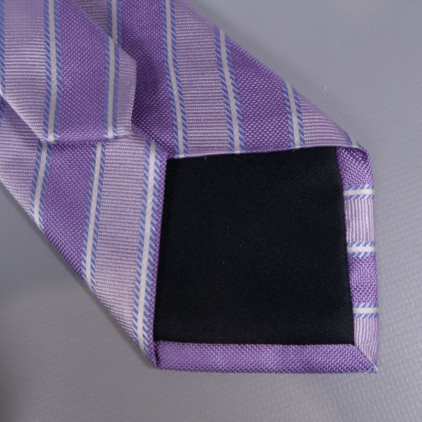 Slipskant med svart foder och lila randig utsida