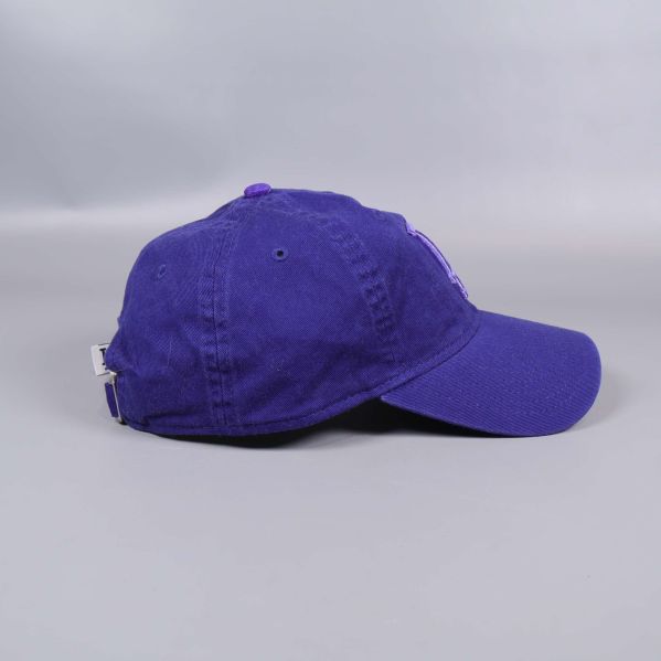 Keps från vänster sida, visar logotyp och detaljer