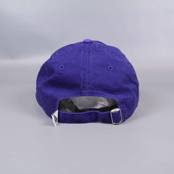 Keps bakifrån med öppning och metallspänne