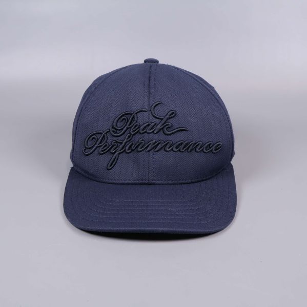 Marinblå keps med broderad logotyp framtill