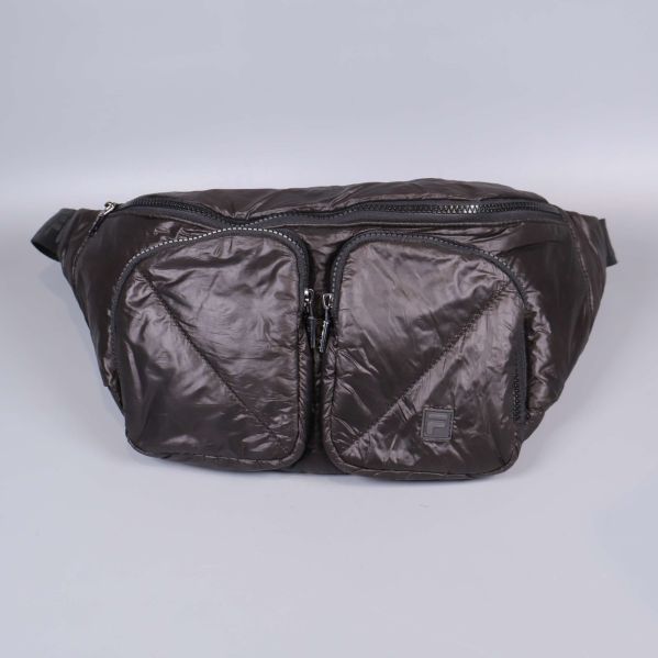 Framsidan visar två fack och stor dragkedja på magväska