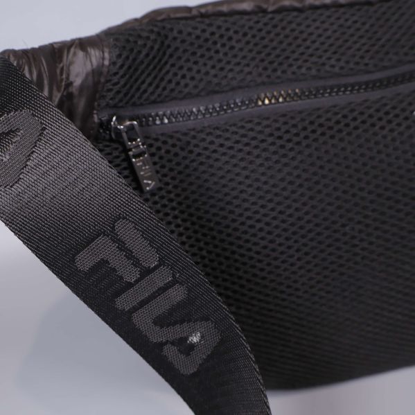 Närbild på justerbar rem med FILA-logotyp, svart färg