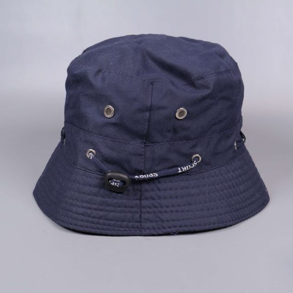 Mörkblå bucket hat sedd bakifrån visar justeringsdetalj