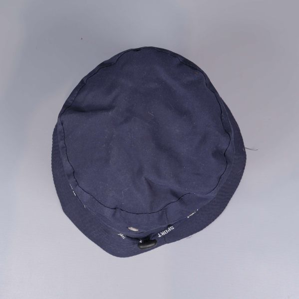 Mörkblå bucket hat sedd uppifrån visar kupolform