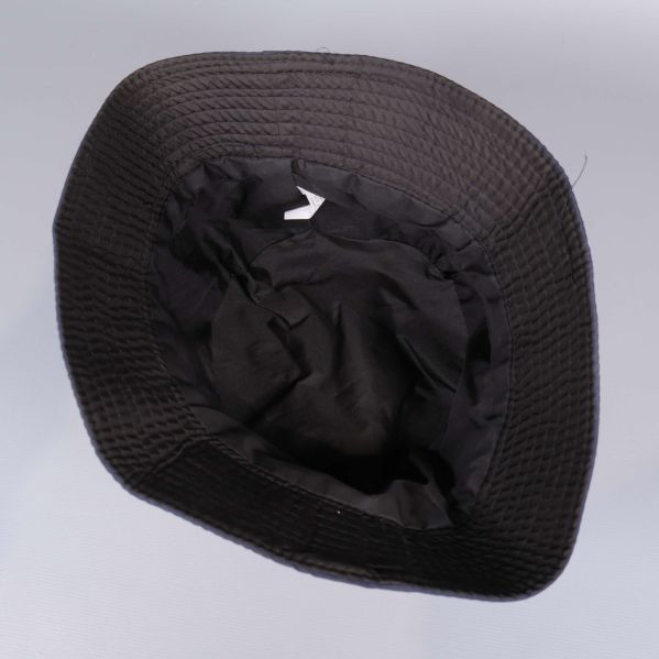 Insidan av bucket hat med svart innertyg