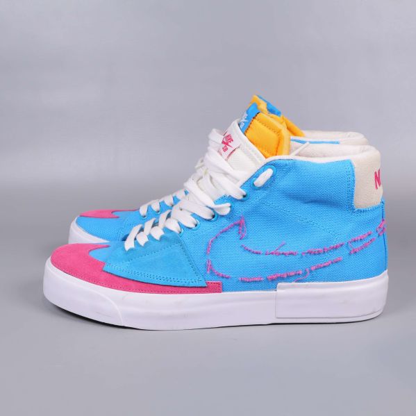 Nike sneakers visade från sidan med broderad swoosh