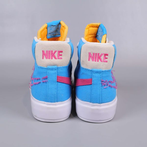 Baksidan av Nike sneakers med rosa Nike-logga