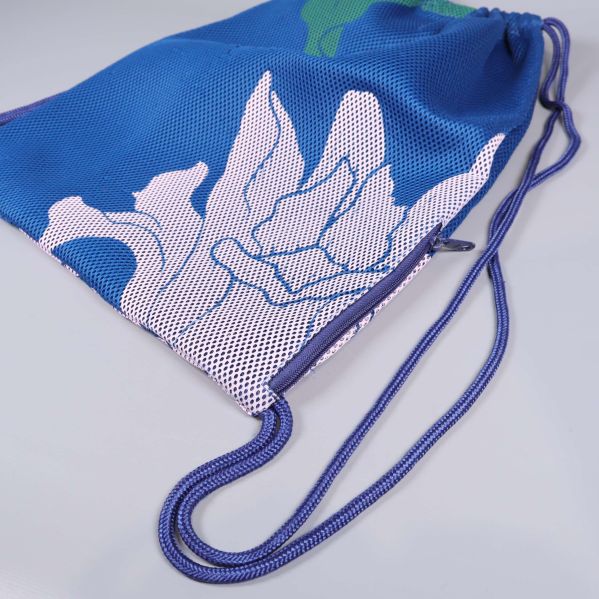 Hörn av adidaspåse med blå snören och blommigt tryck