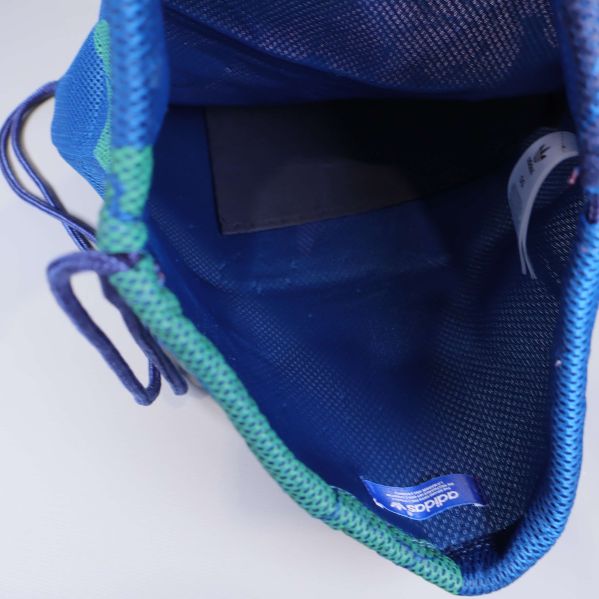 Insida av blå gymnastikpåse med adidaslapp