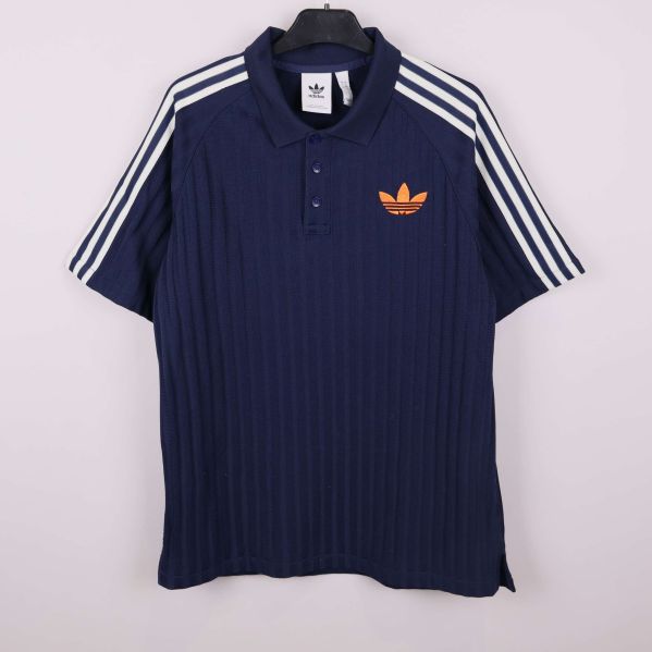 Blå ribbad pikétröja med vita ränder på axlar