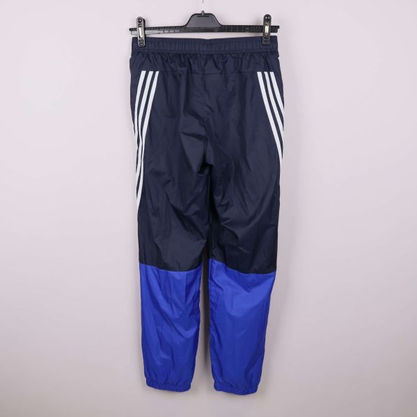 Baksidan av träningsbyxor med vita ränder och blå nederdel