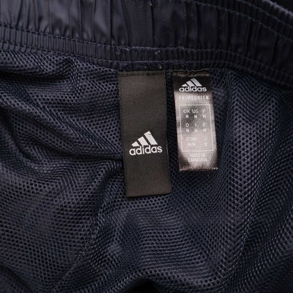 Adidas etikett och storleksinformation i midjan