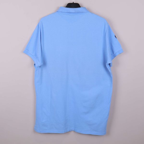 Baksida av ljusblå pikétröja utan dekoration