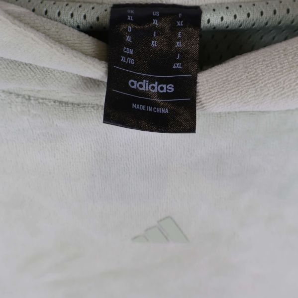 Närbild av storlekslapp med adidas-text