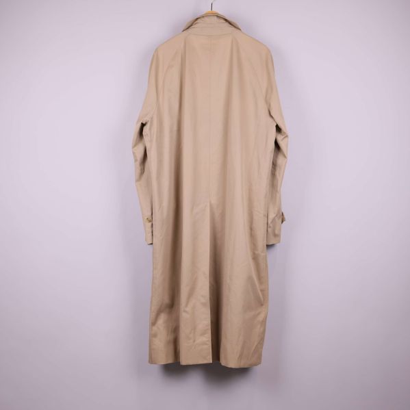 Baksidan av lång beige trenchcoat 