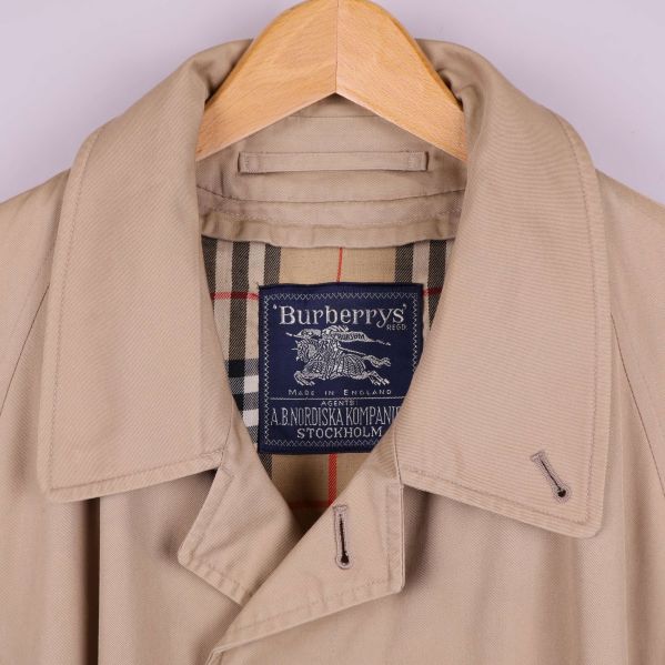 Närbild på Burberrys etikett och karakteristiskt rutigt foder